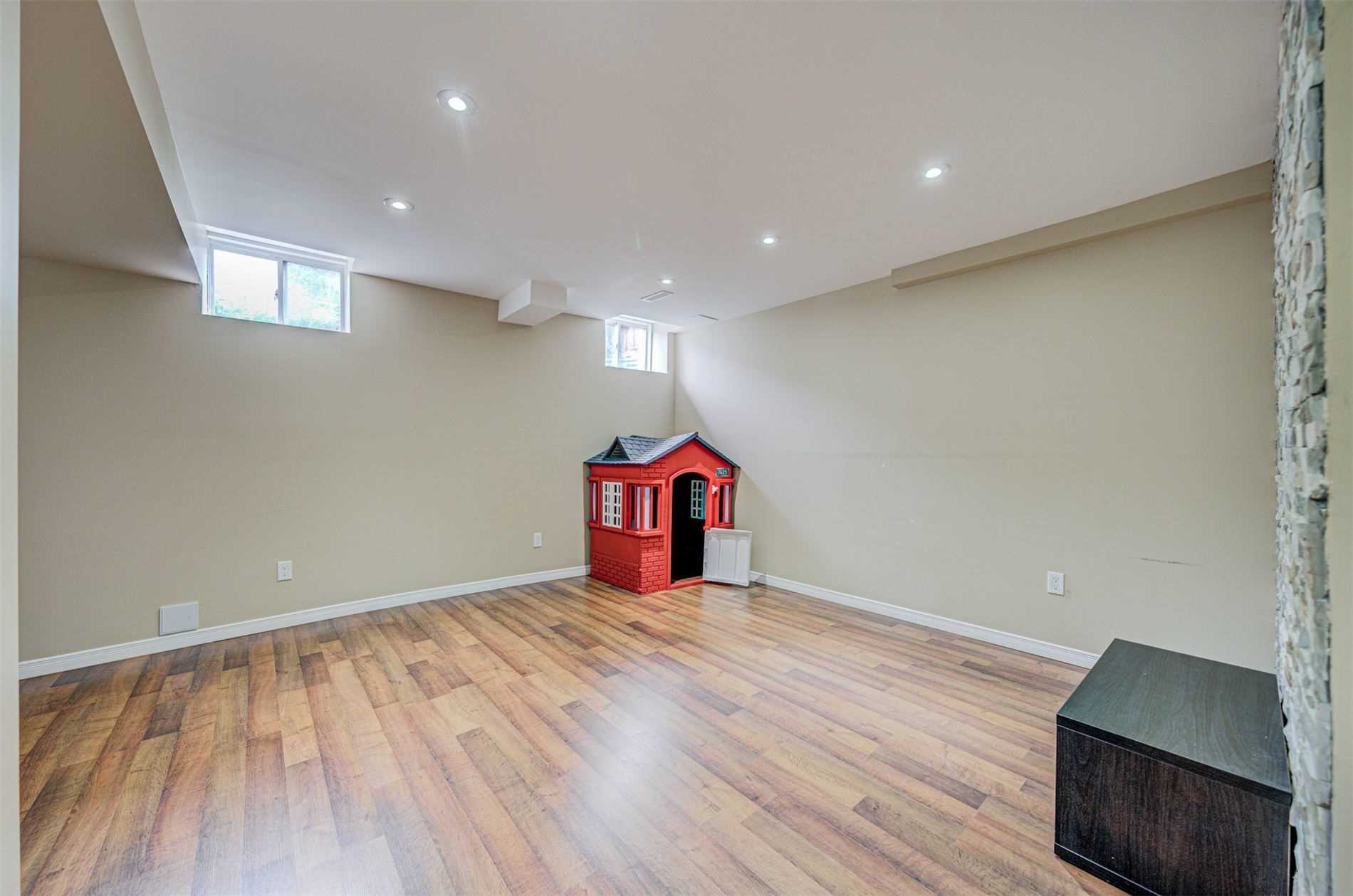 1158 Riddell Cres