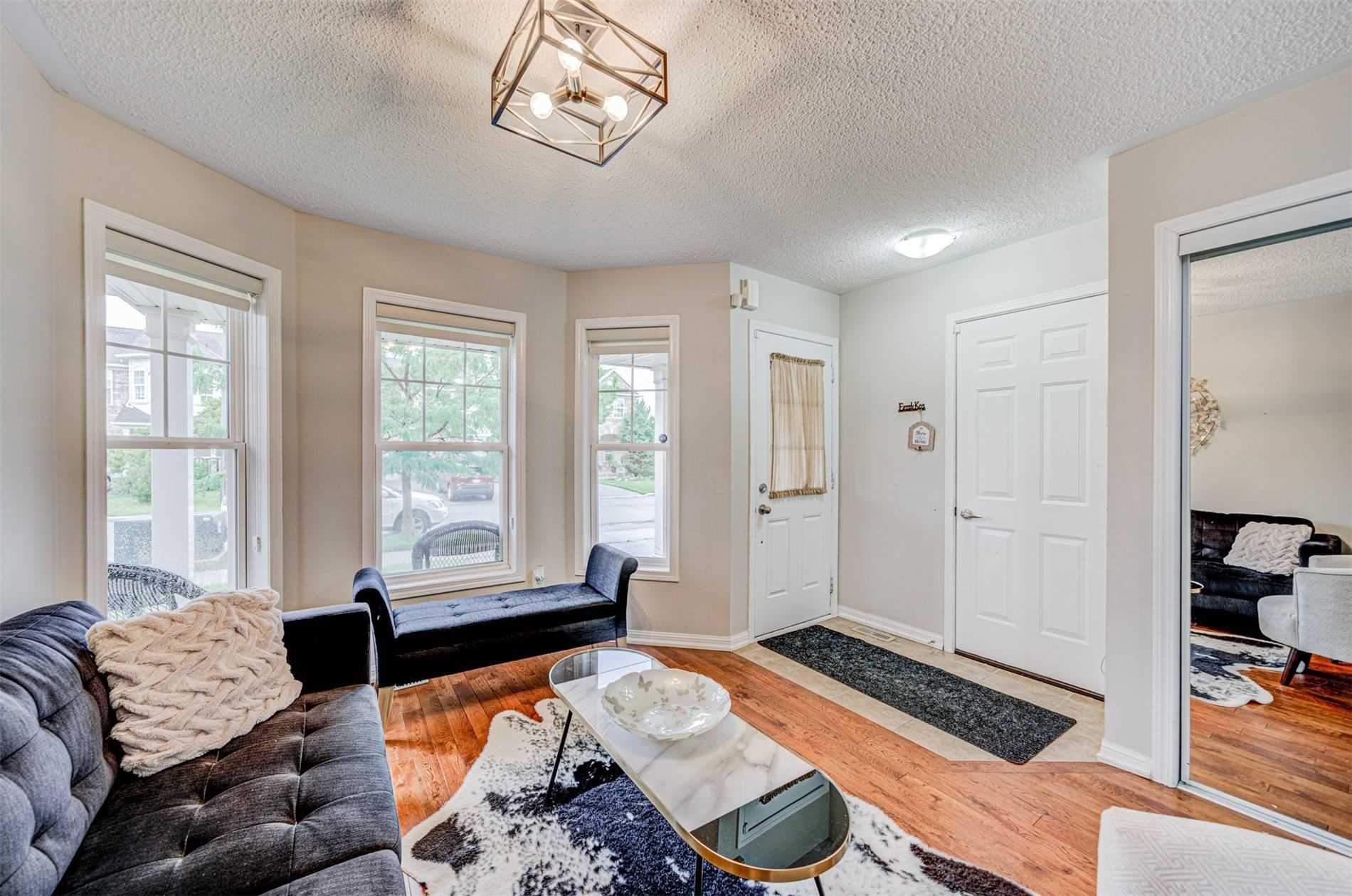 1158 Riddell Cres