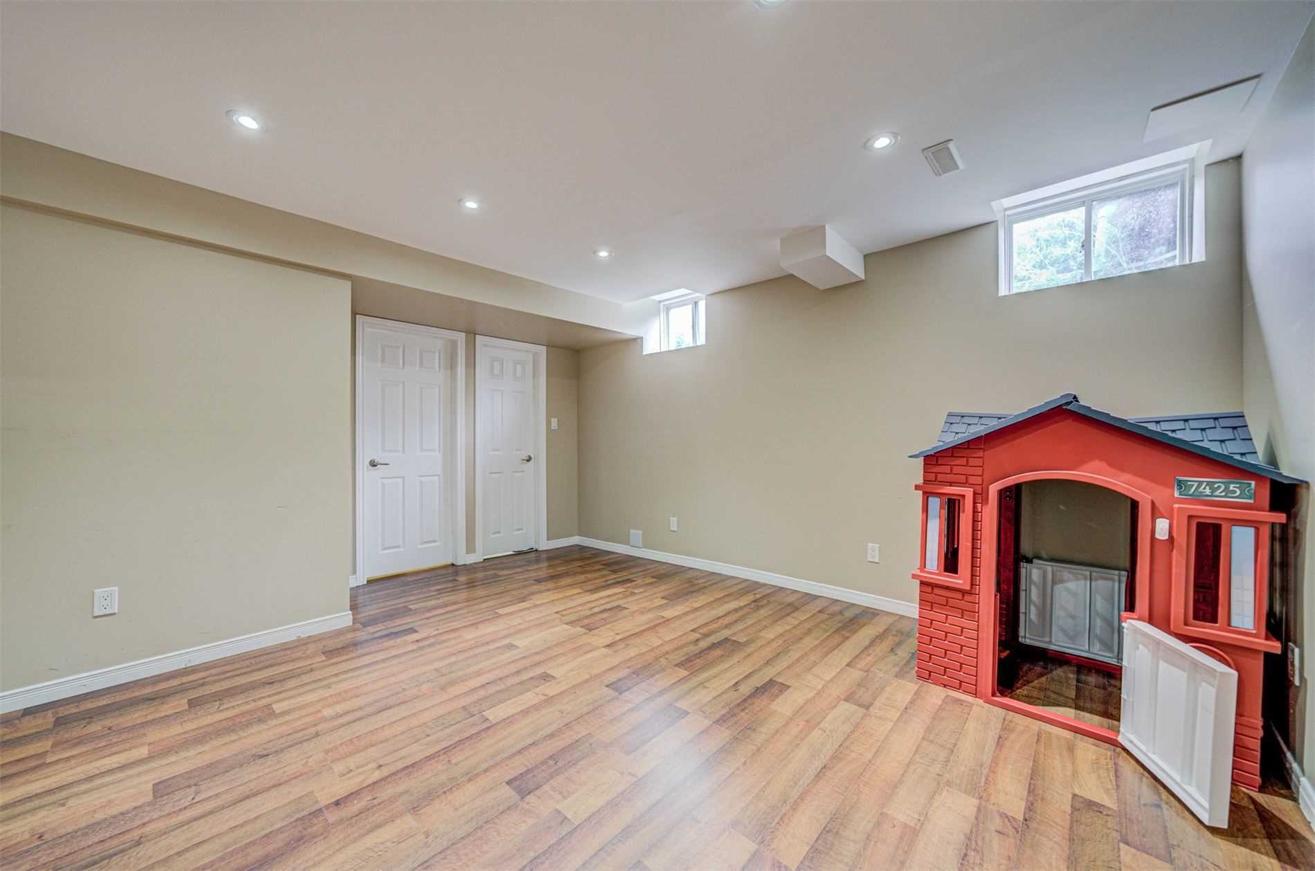 1158 Riddell Cres
