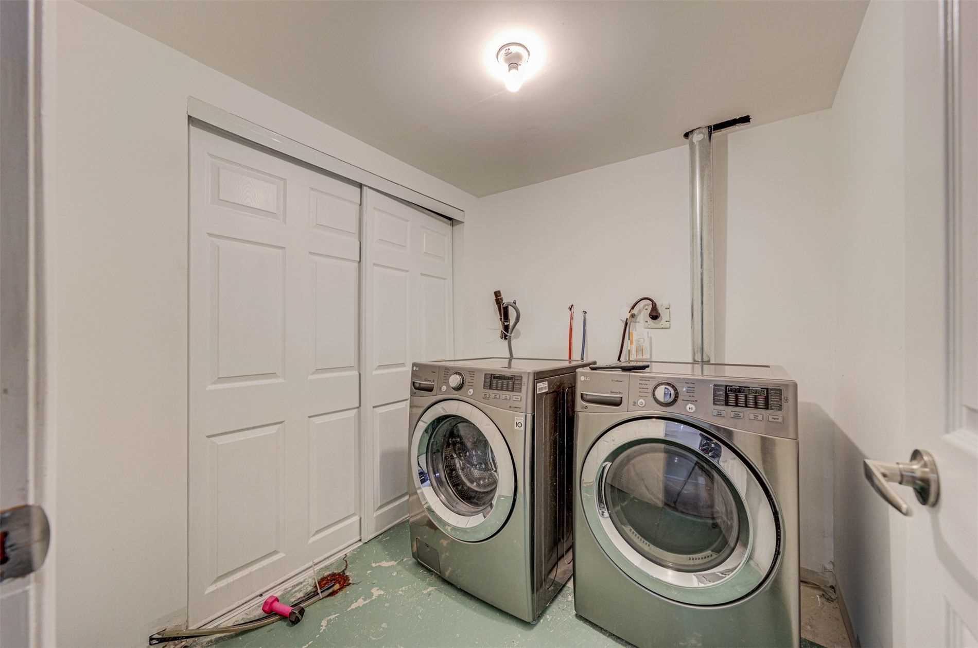 1158 Riddell Cres