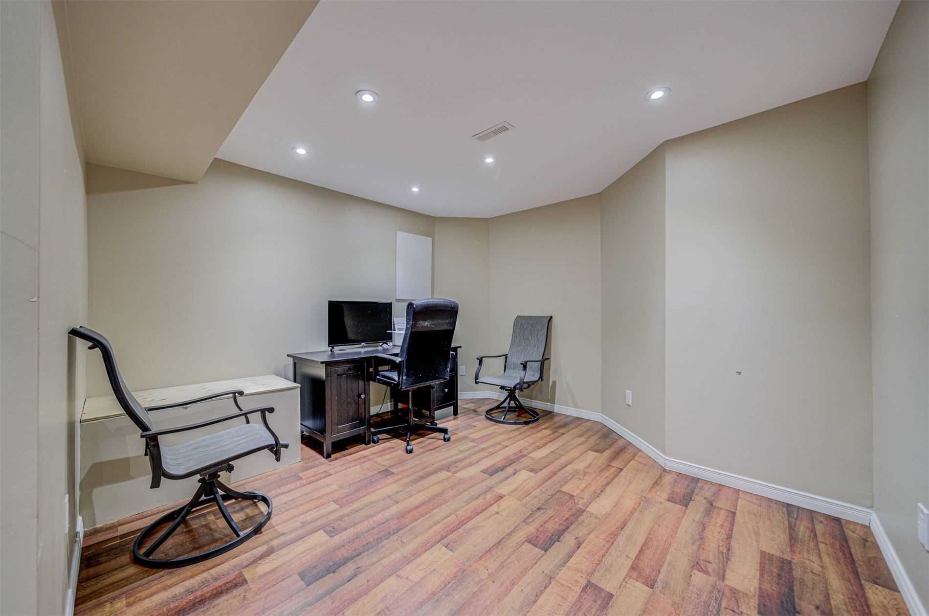 1158 Riddell Cres