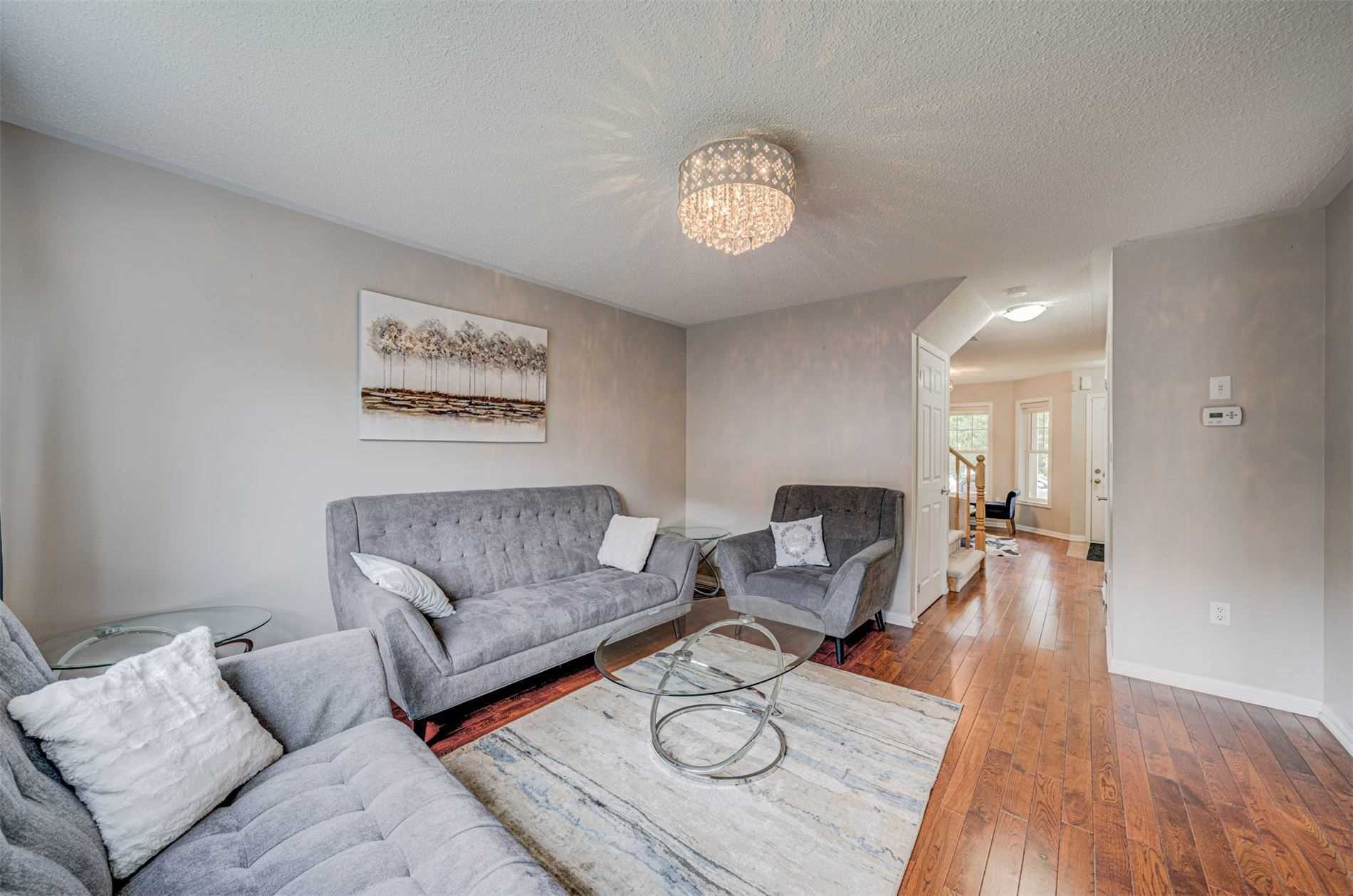 1158 Riddell Cres