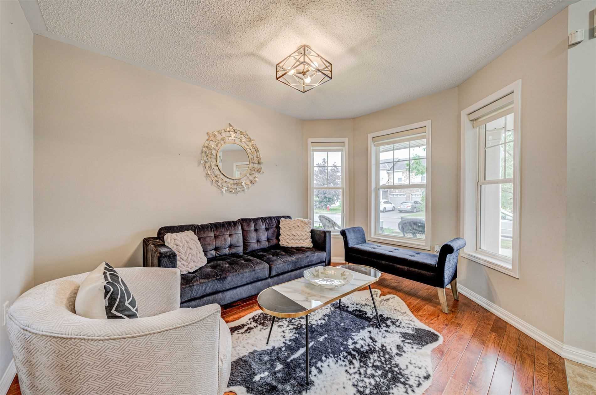 1158 Riddell Cres