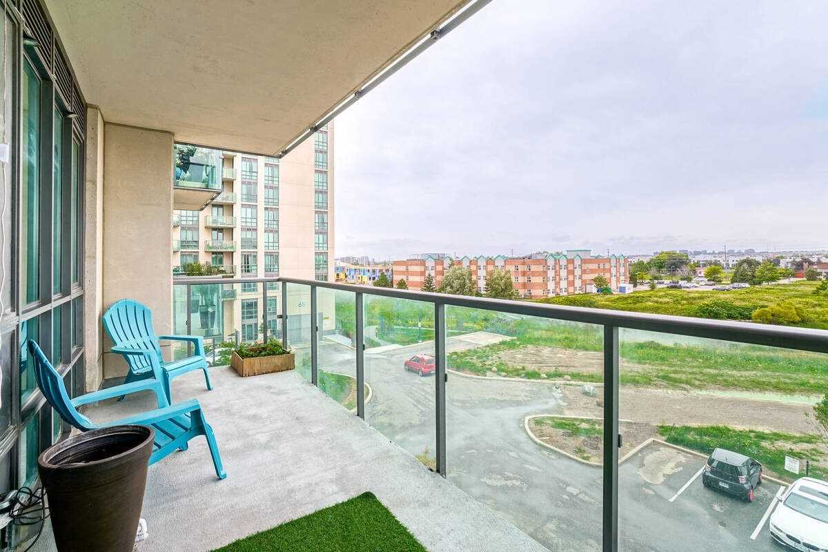 55 Yorkland Blvd W, #305