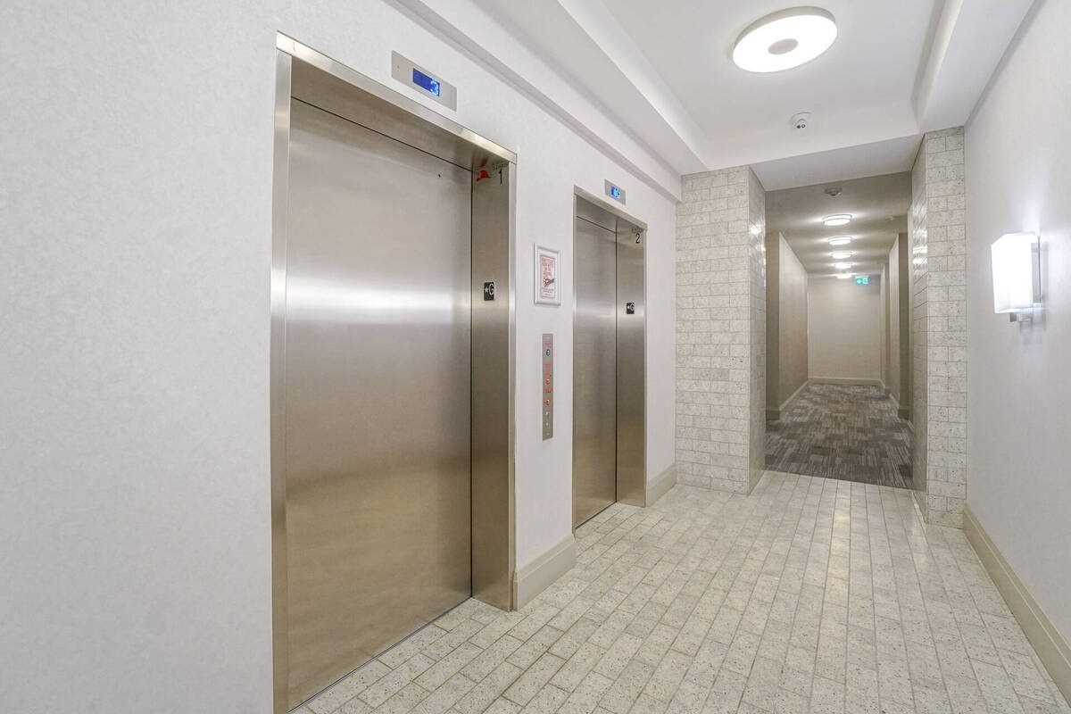 55 Yorkland Blvd W, #305