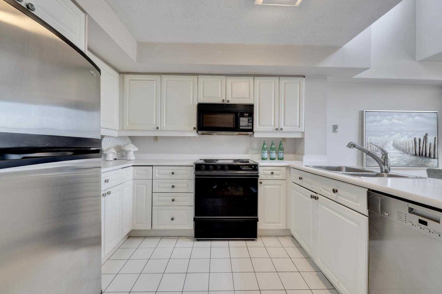 221 Robinson St, #403
