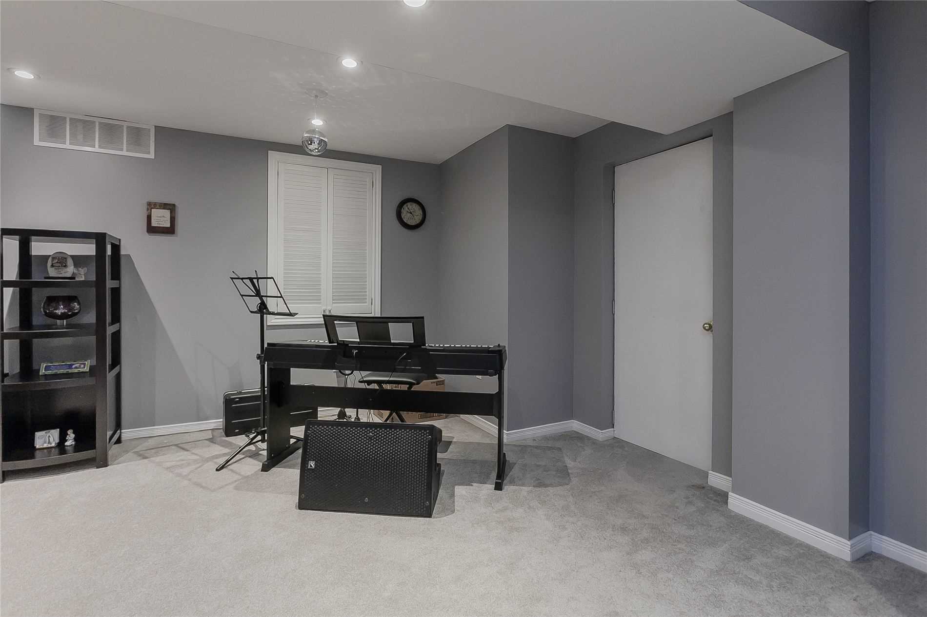 2273 Pell Cres