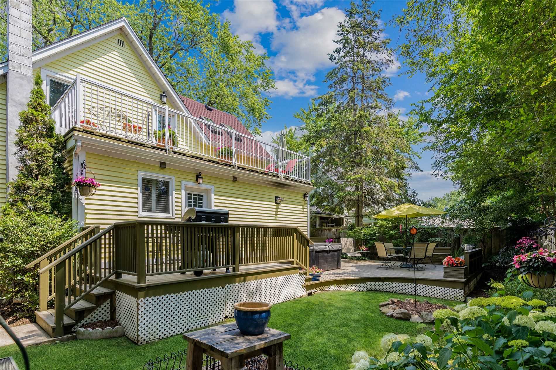 38 John St S