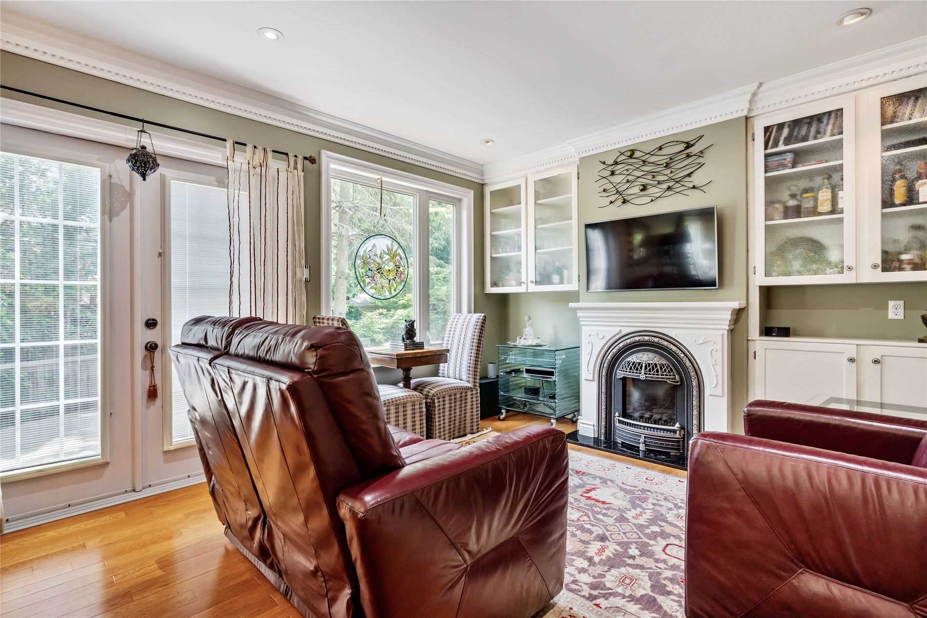 38 John St S