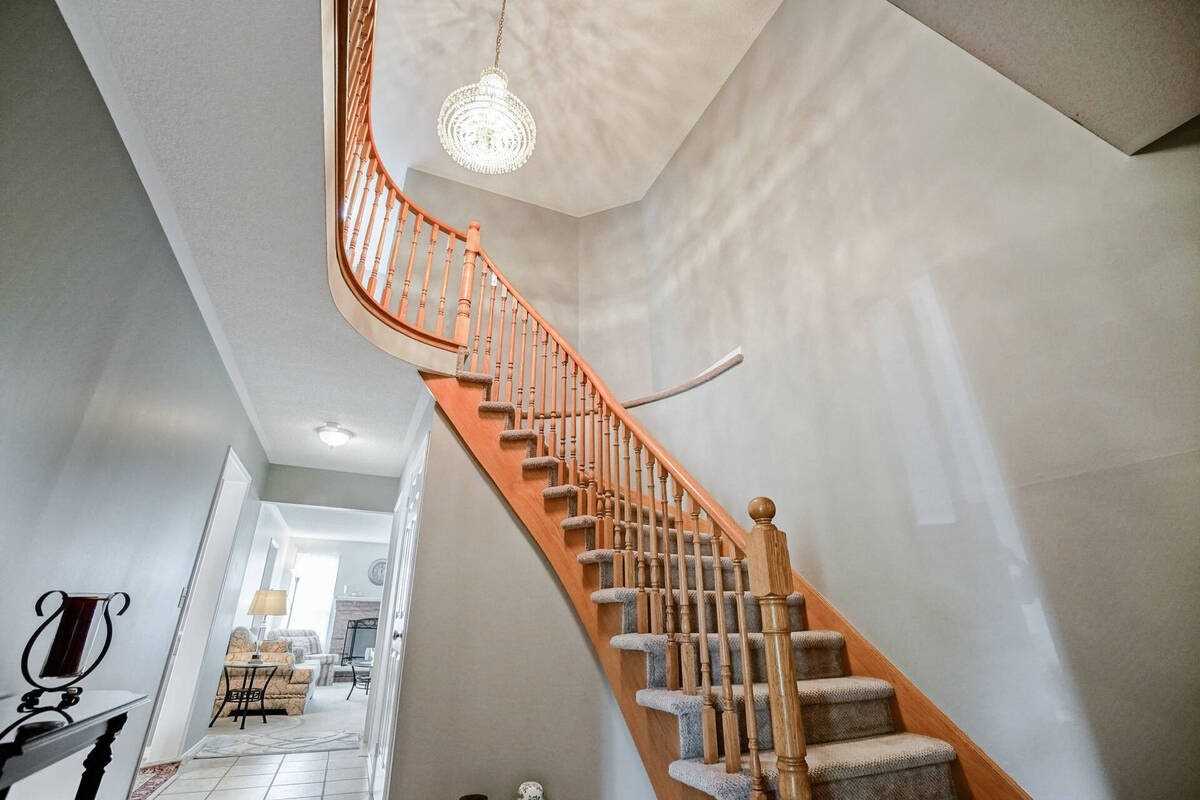 20 Nipigon Crt