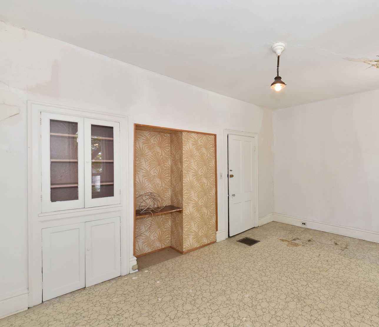 319 Indian Road Cres