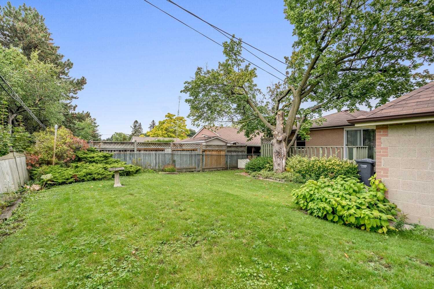 8 Lawrence Cres