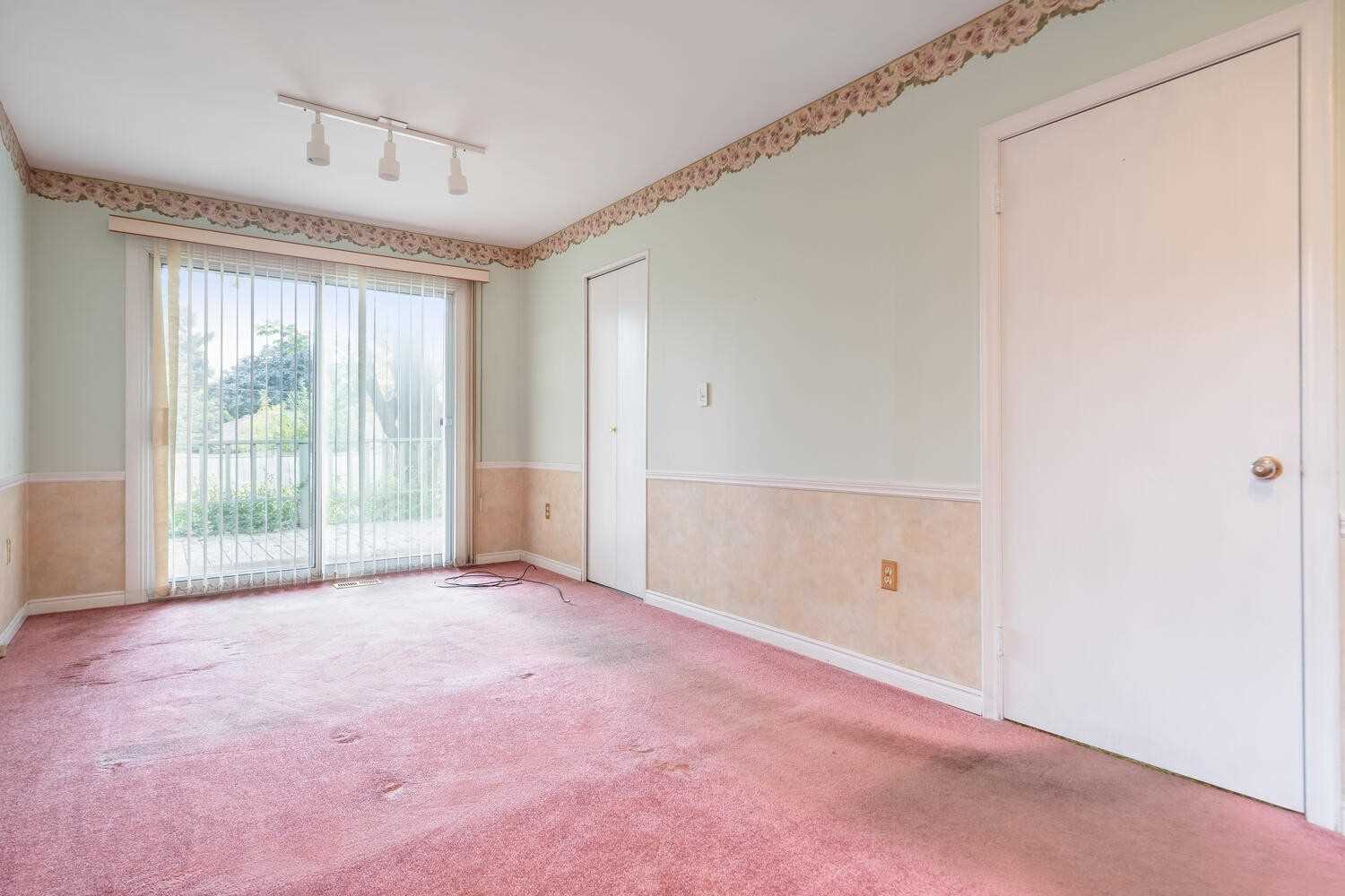 8 Lawrence Cres