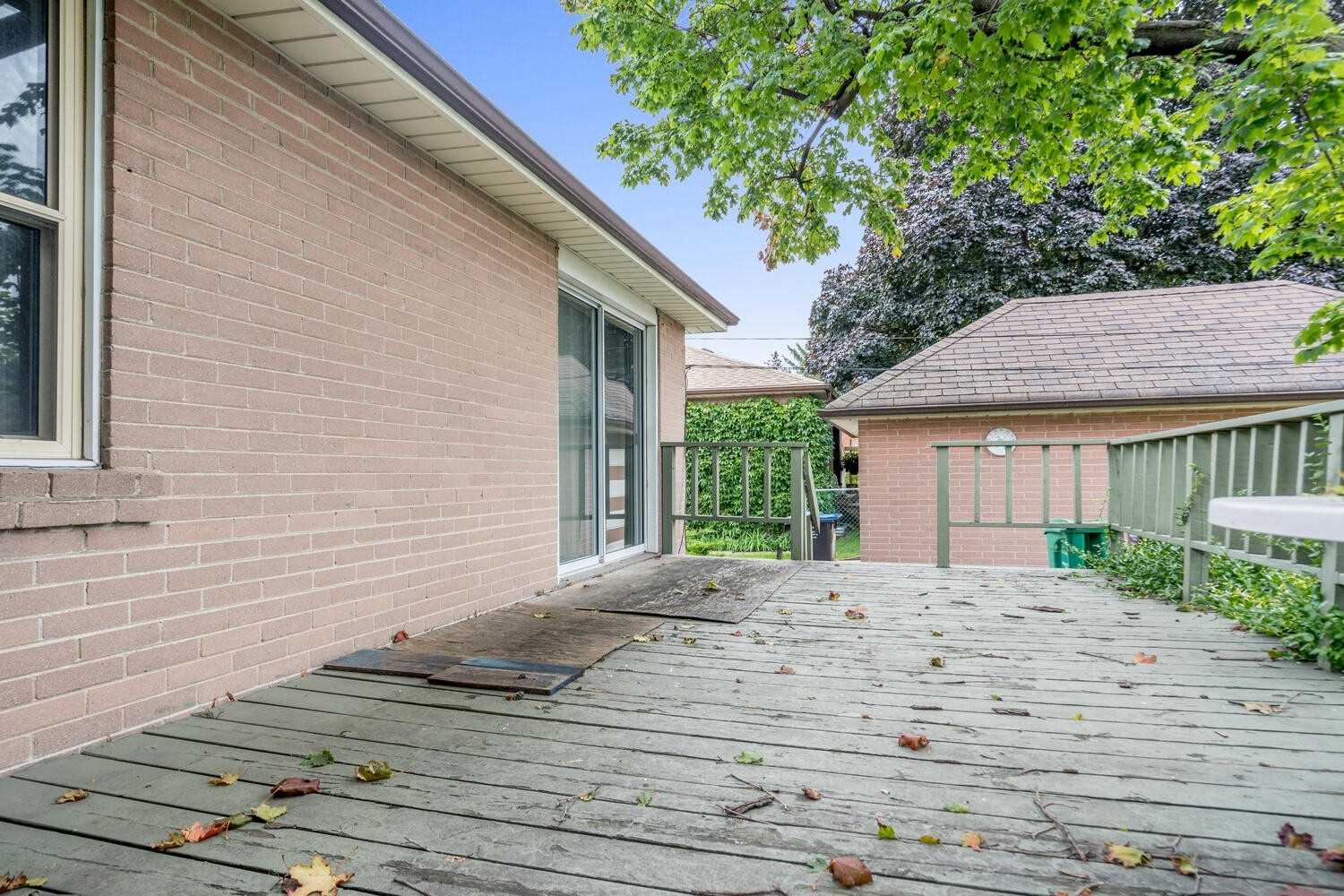 8 Lawrence Cres