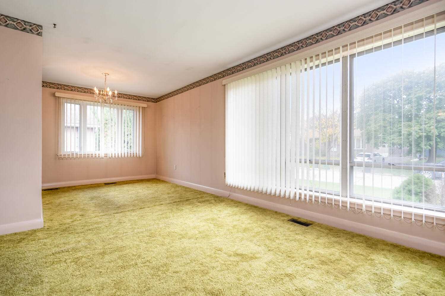 8 Lawrence Cres
