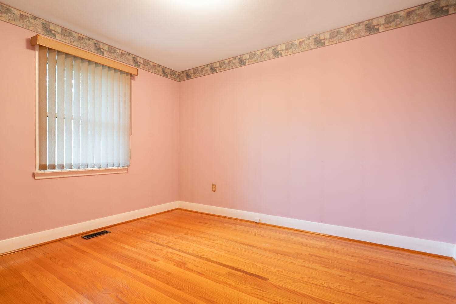 8 Lawrence Cres