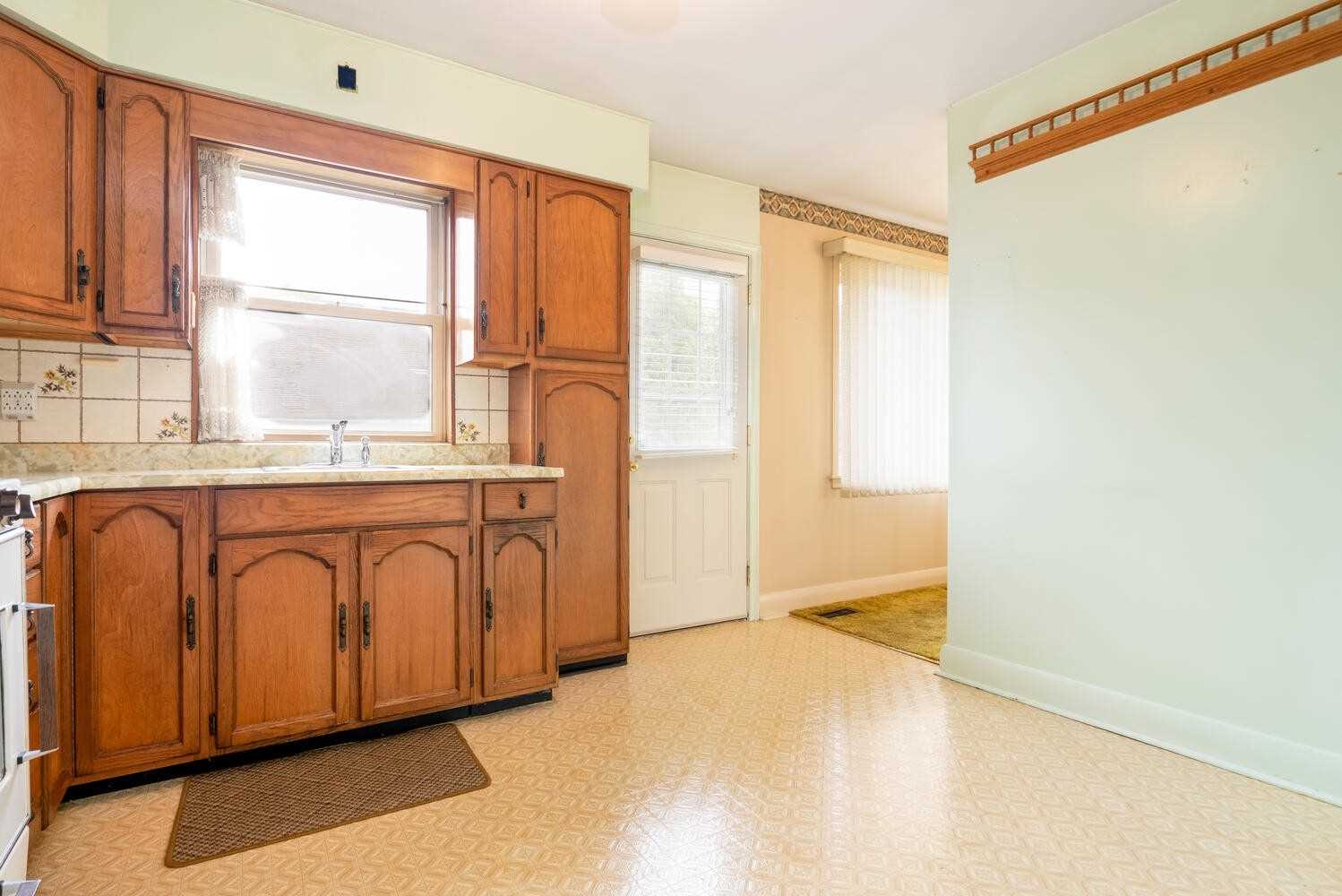 8 Lawrence Cres