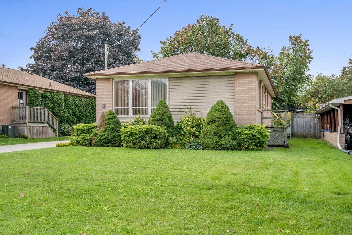 8 Lawrence Cres