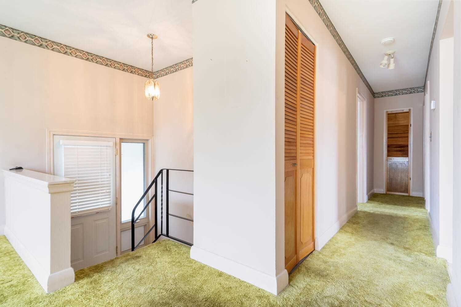 8 Lawrence Cres