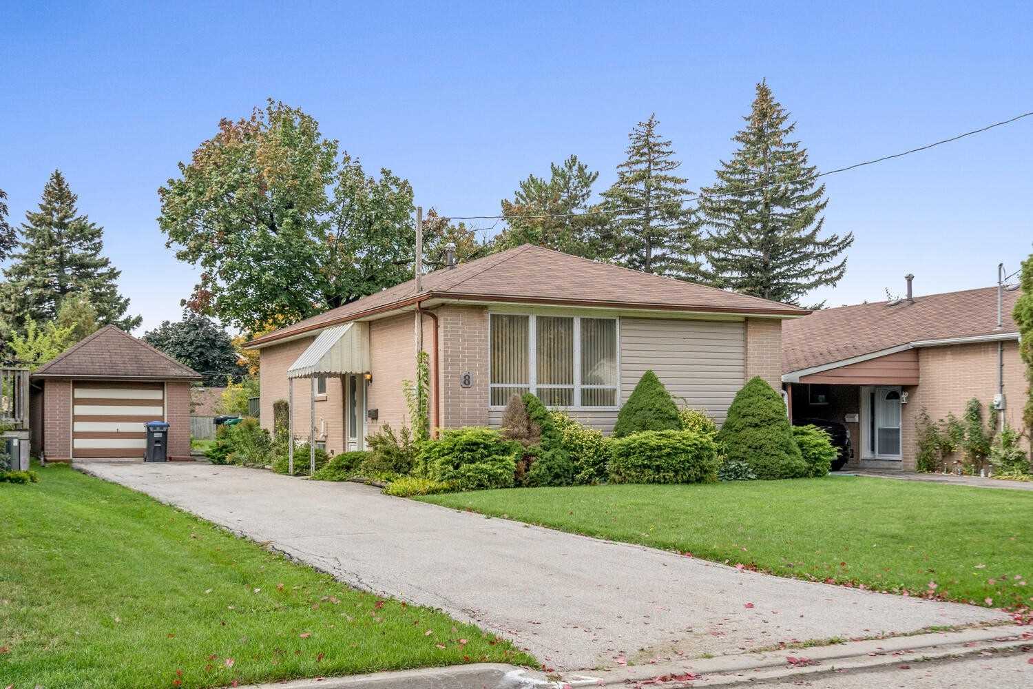 8 Lawrence Cres