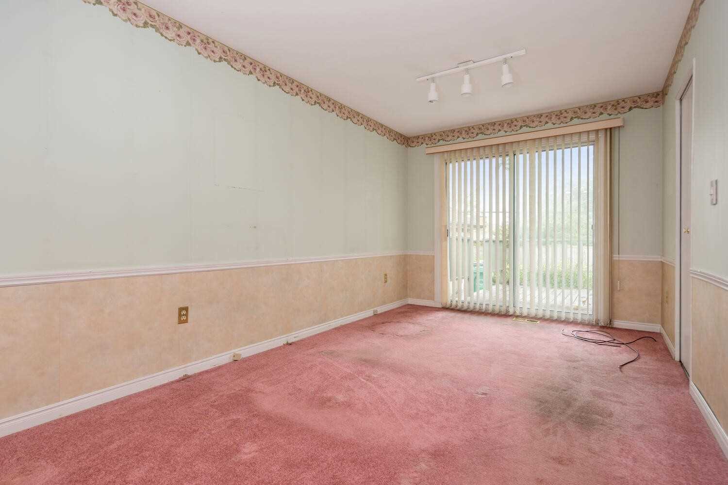 8 Lawrence Cres