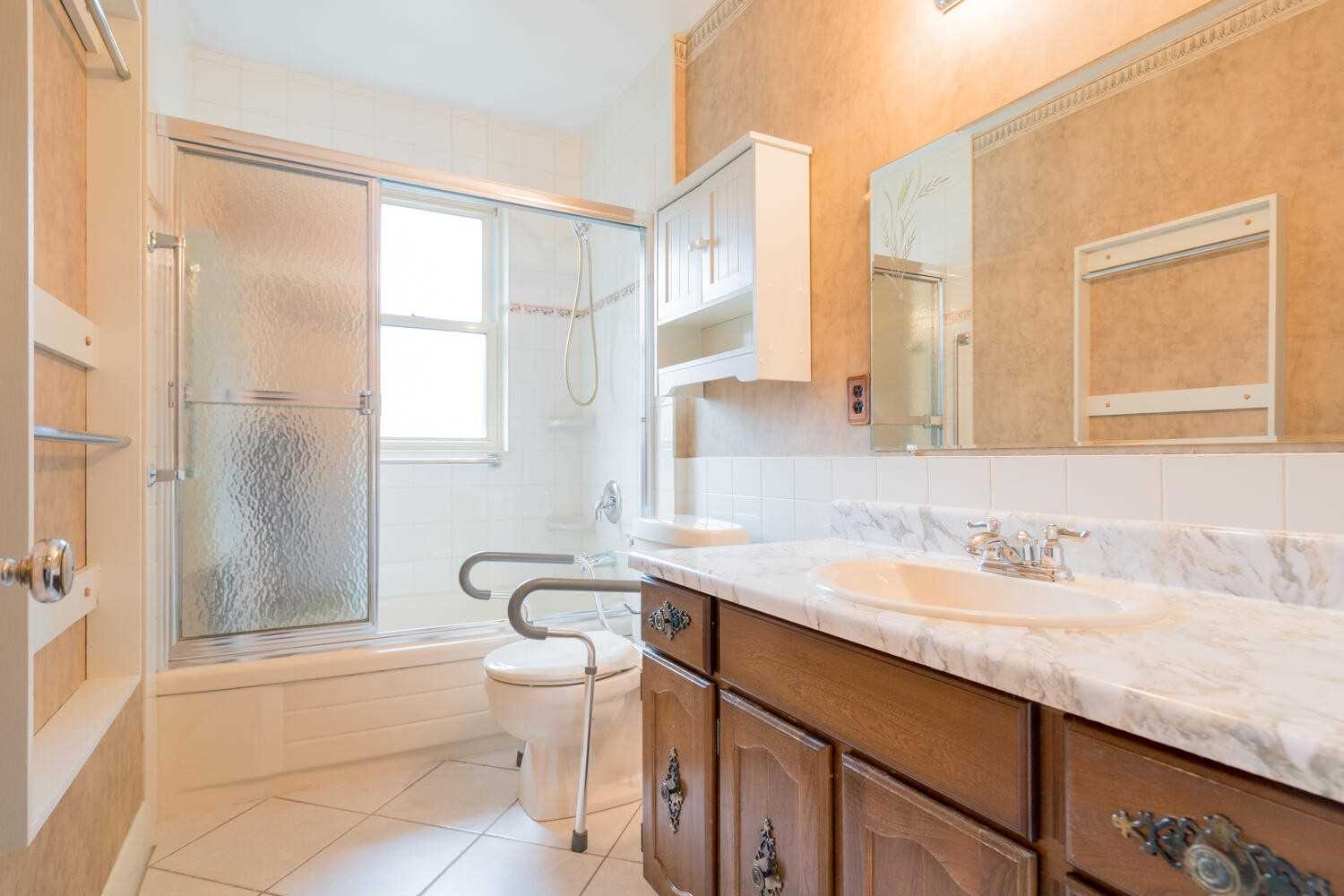 8 Lawrence Cres