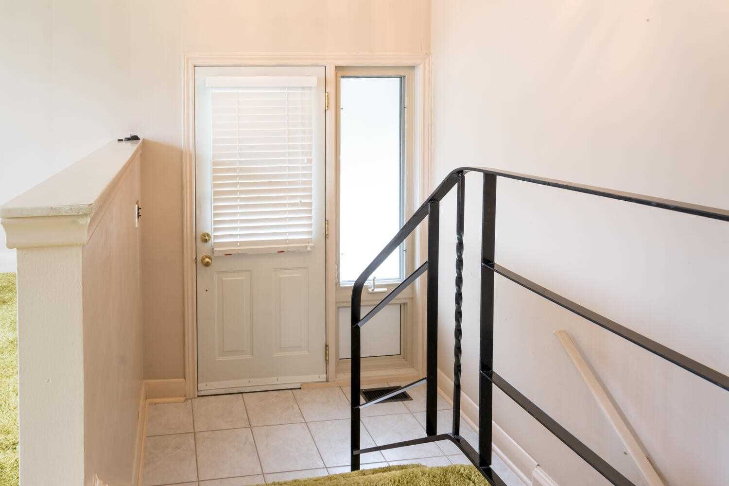8 Lawrence Cres