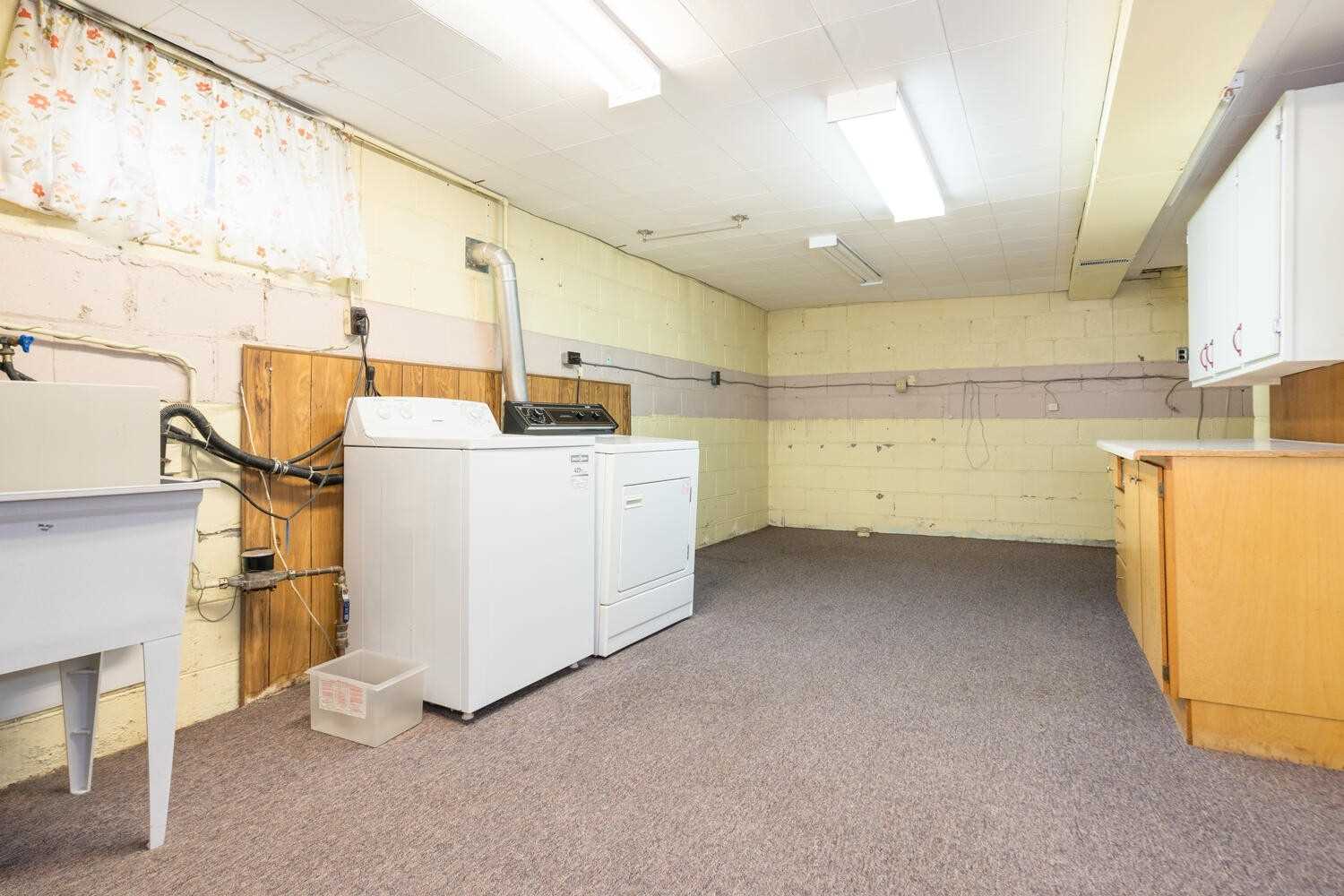 8 Lawrence Cres