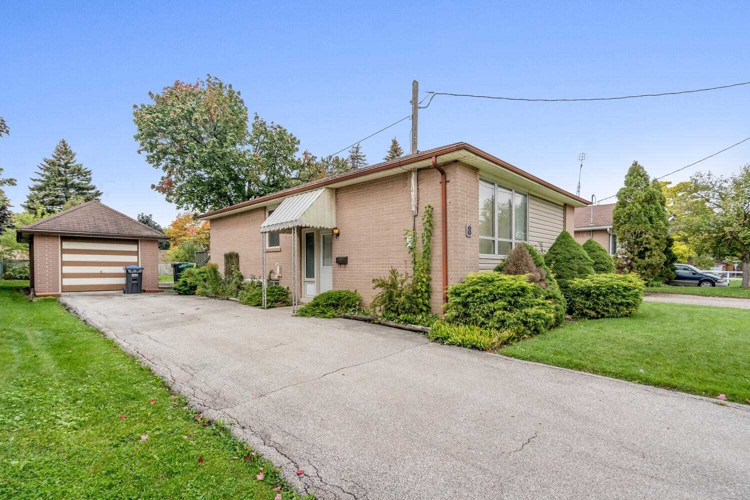 8 Lawrence Cres