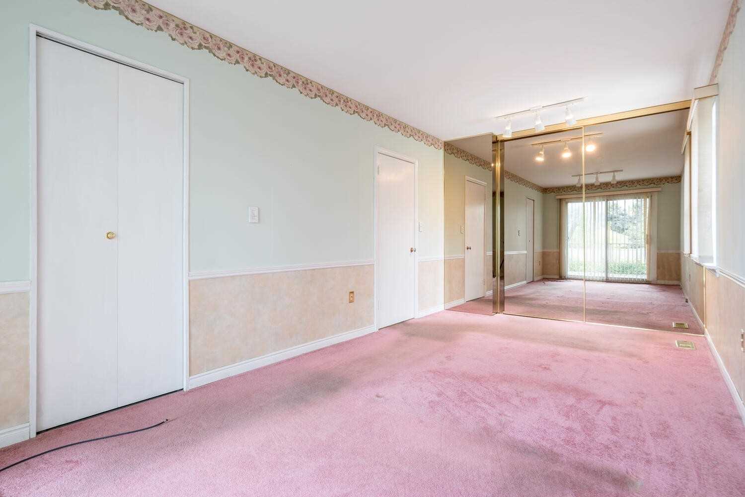 8 Lawrence Cres