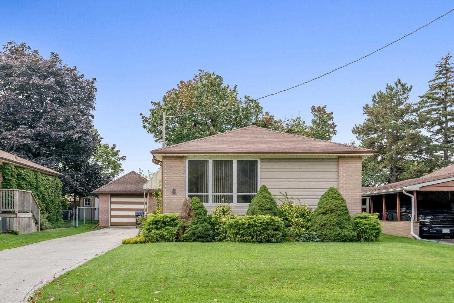 8 Lawrence Cres