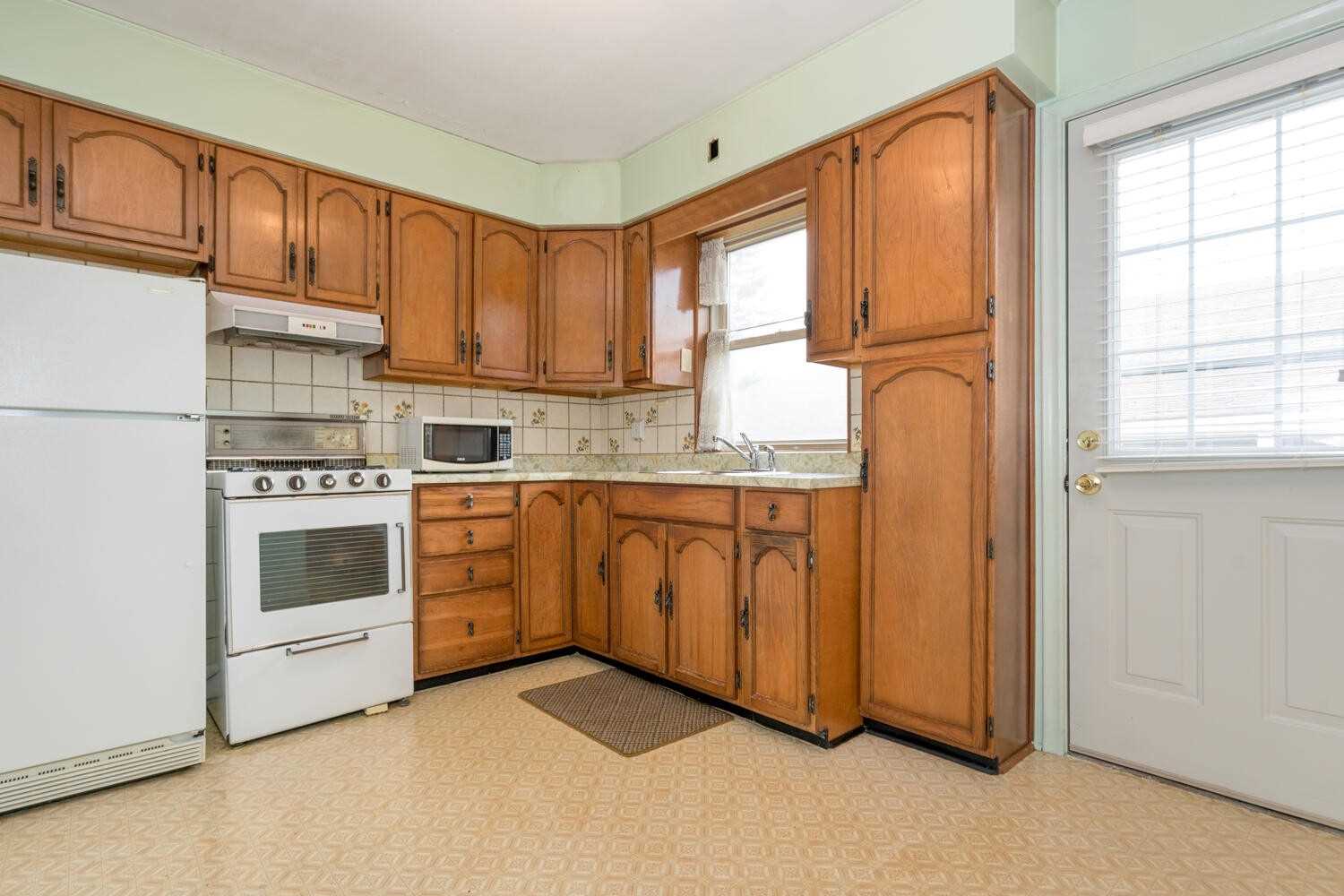 8 Lawrence Cres