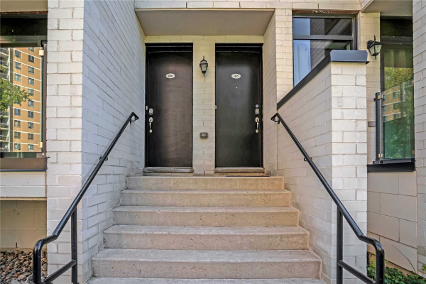 136 Widdicombe Blvd W 136 Widdicombe Blvd W