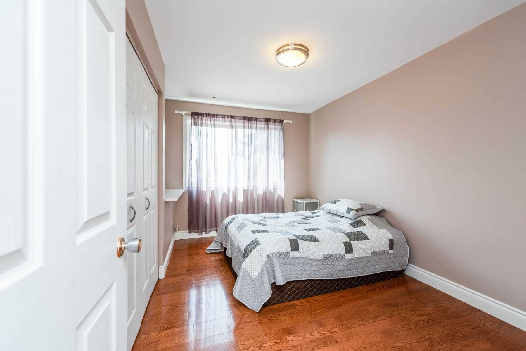 2483 Yarmouth Cres
