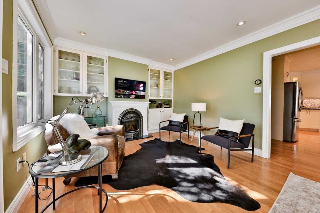 38 John St S