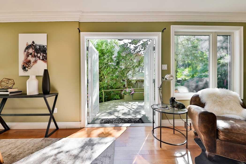 38 John St S