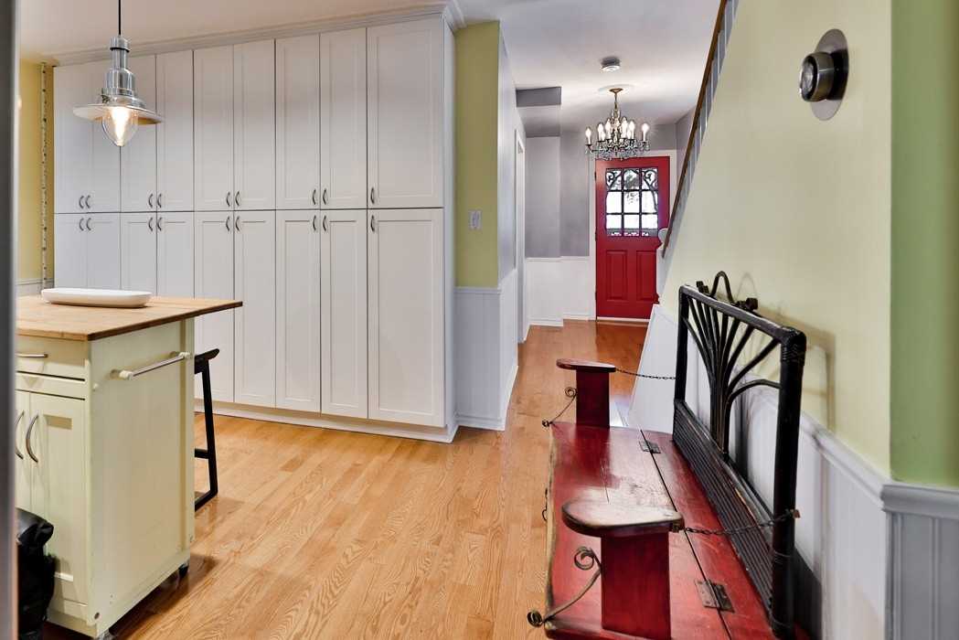 38 John St S