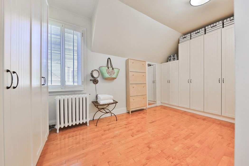 38 John St S