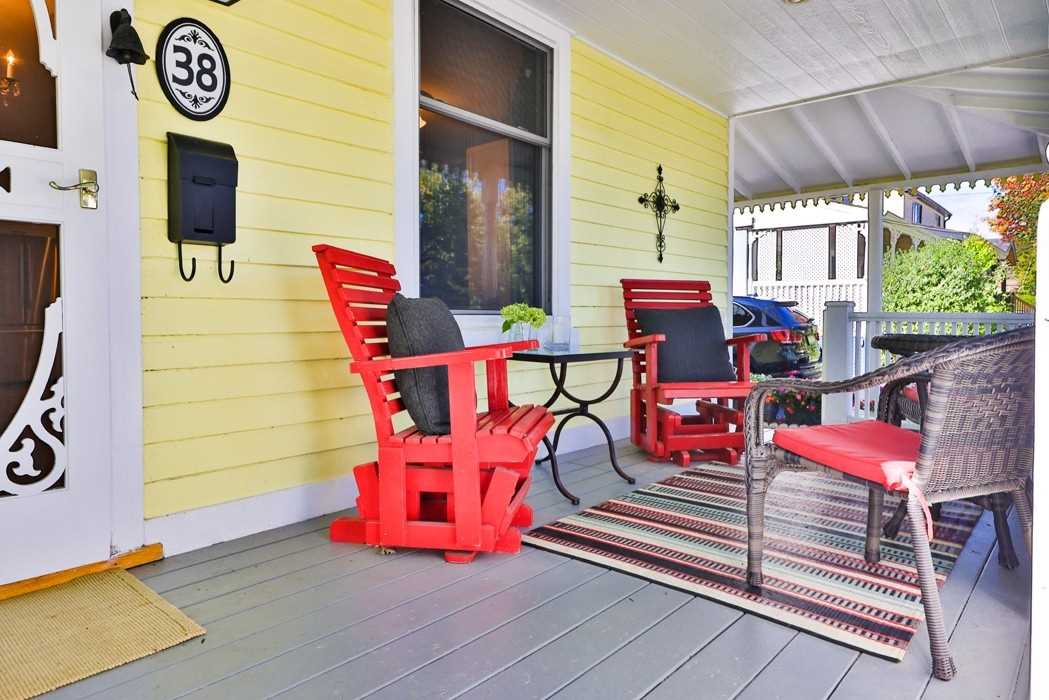 38 John St S