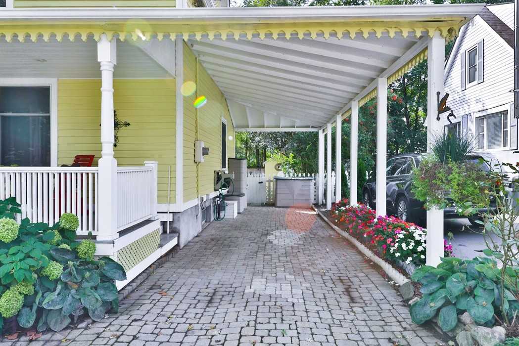 38 John St S