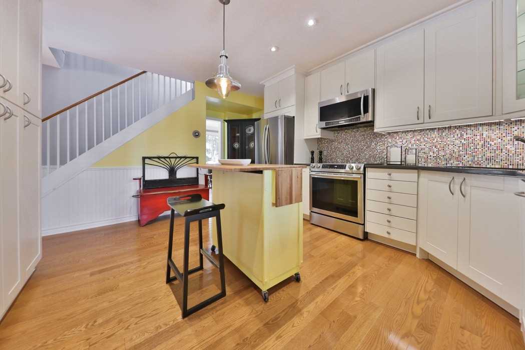 38 John St S