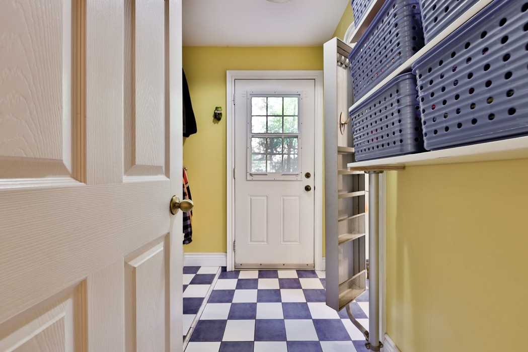 38 John St S
