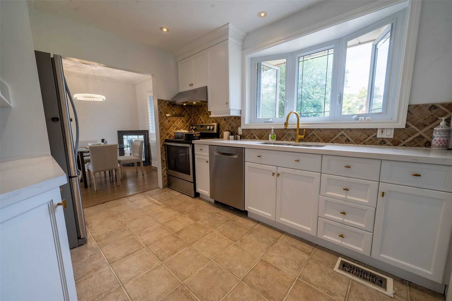 401 Dorchester Cres