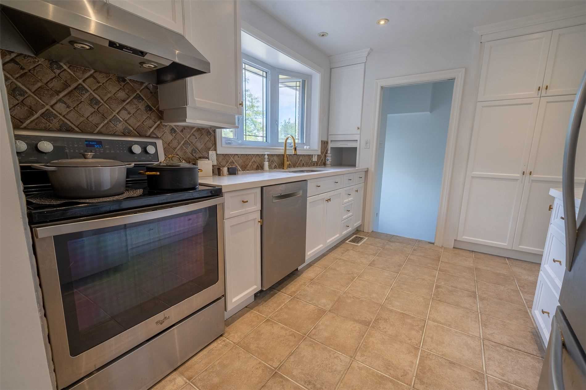 401 Dorchester Cres