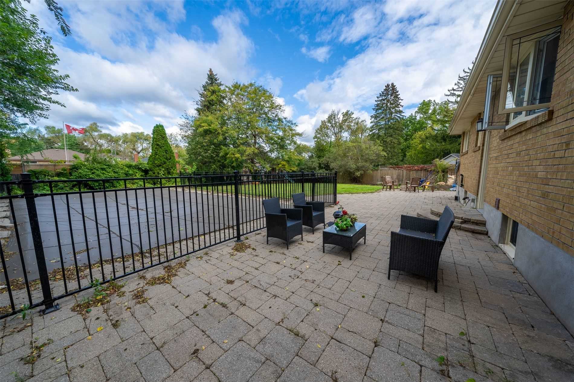 401 Dorchester Cres