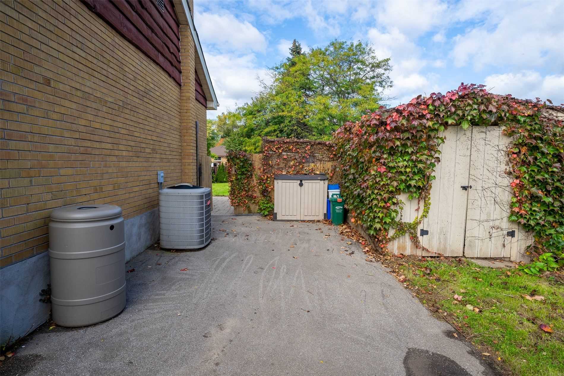 401 Dorchester Cres