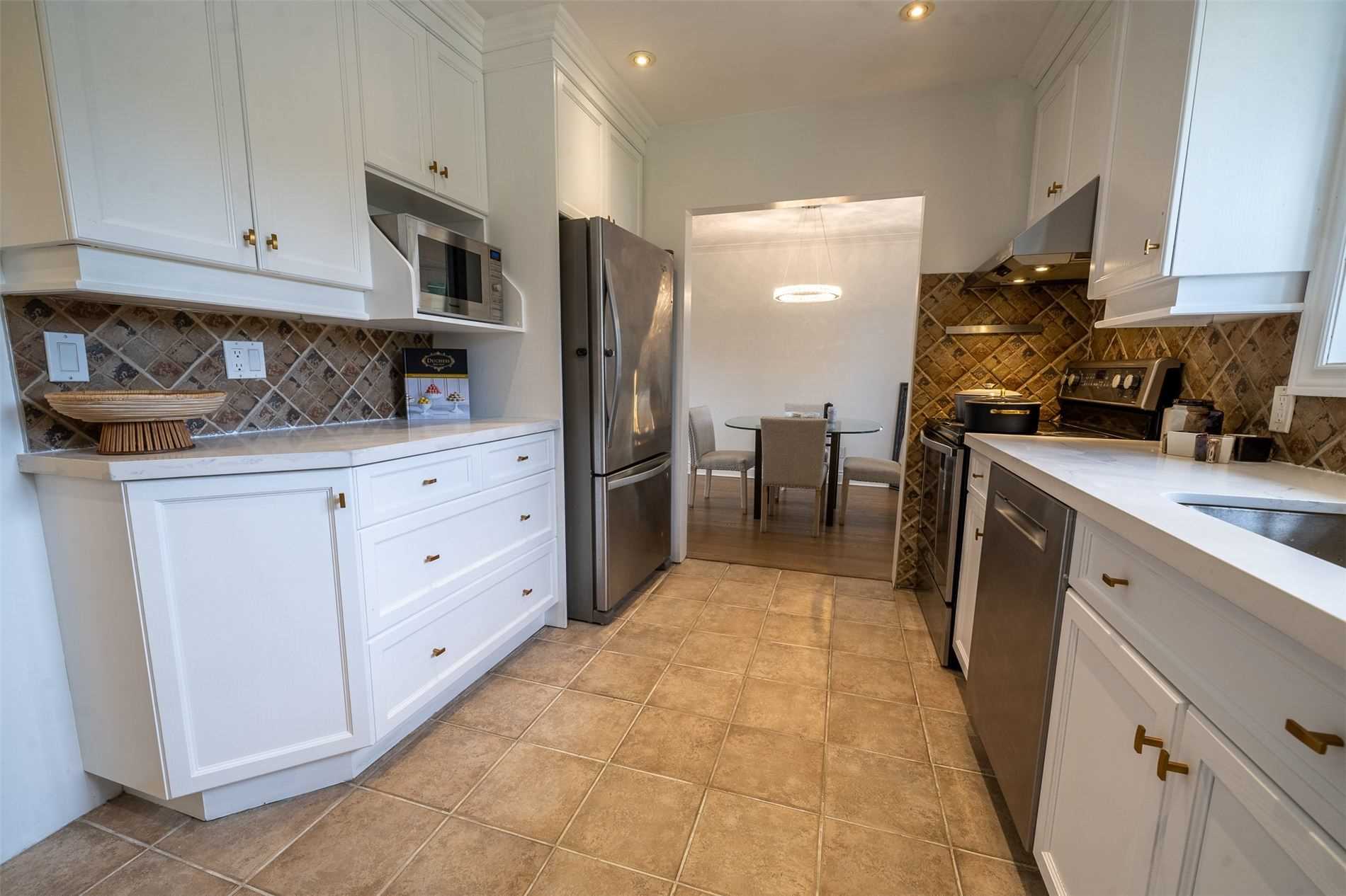 401 Dorchester Cres