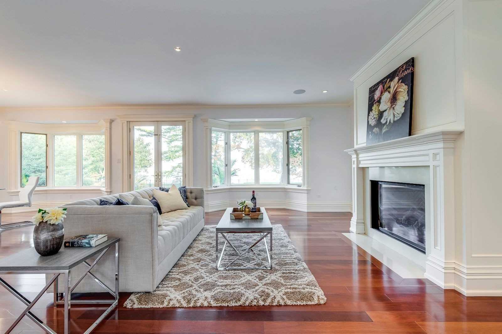 21 Ennisclare Dr E