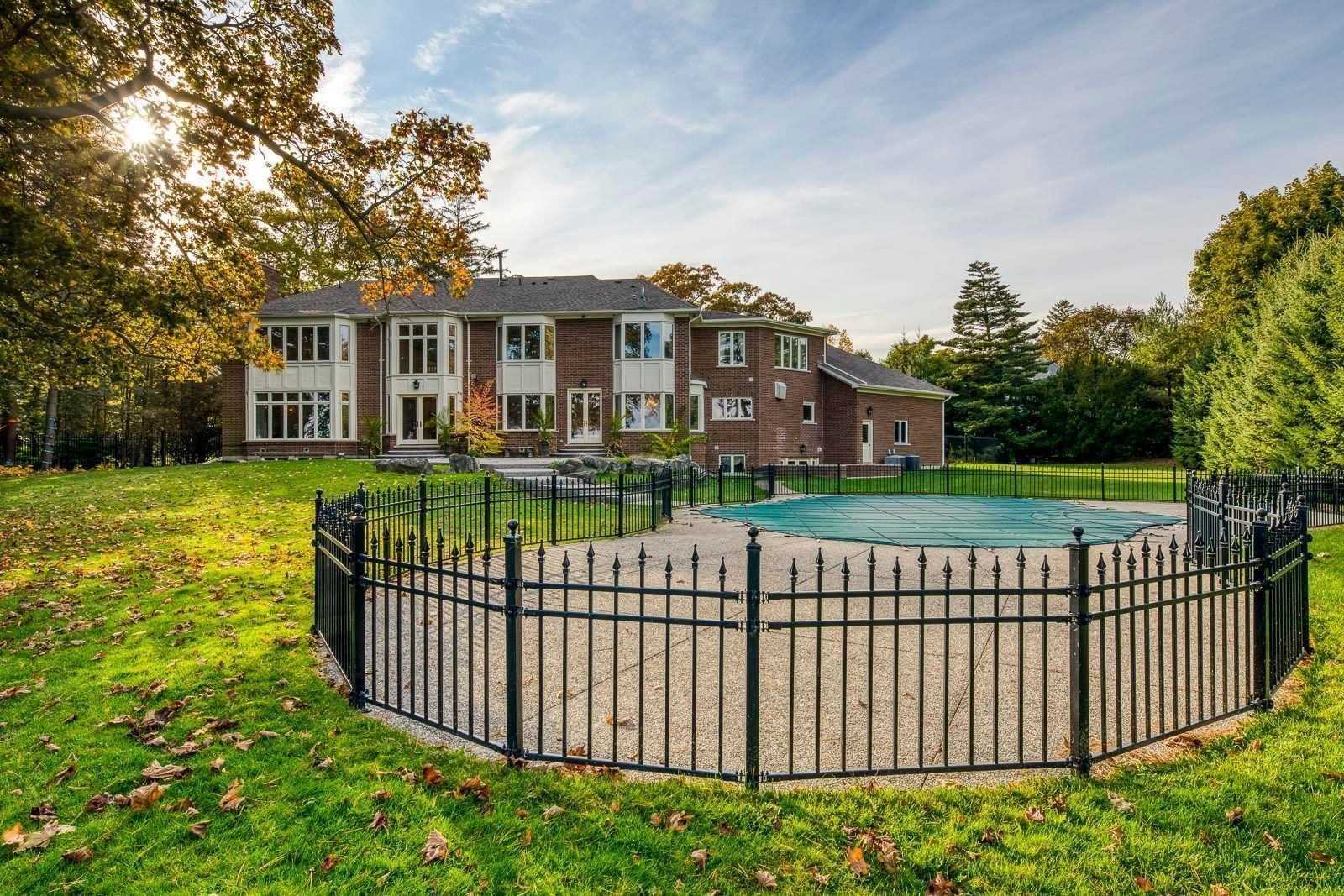 21 Ennisclare Dr E