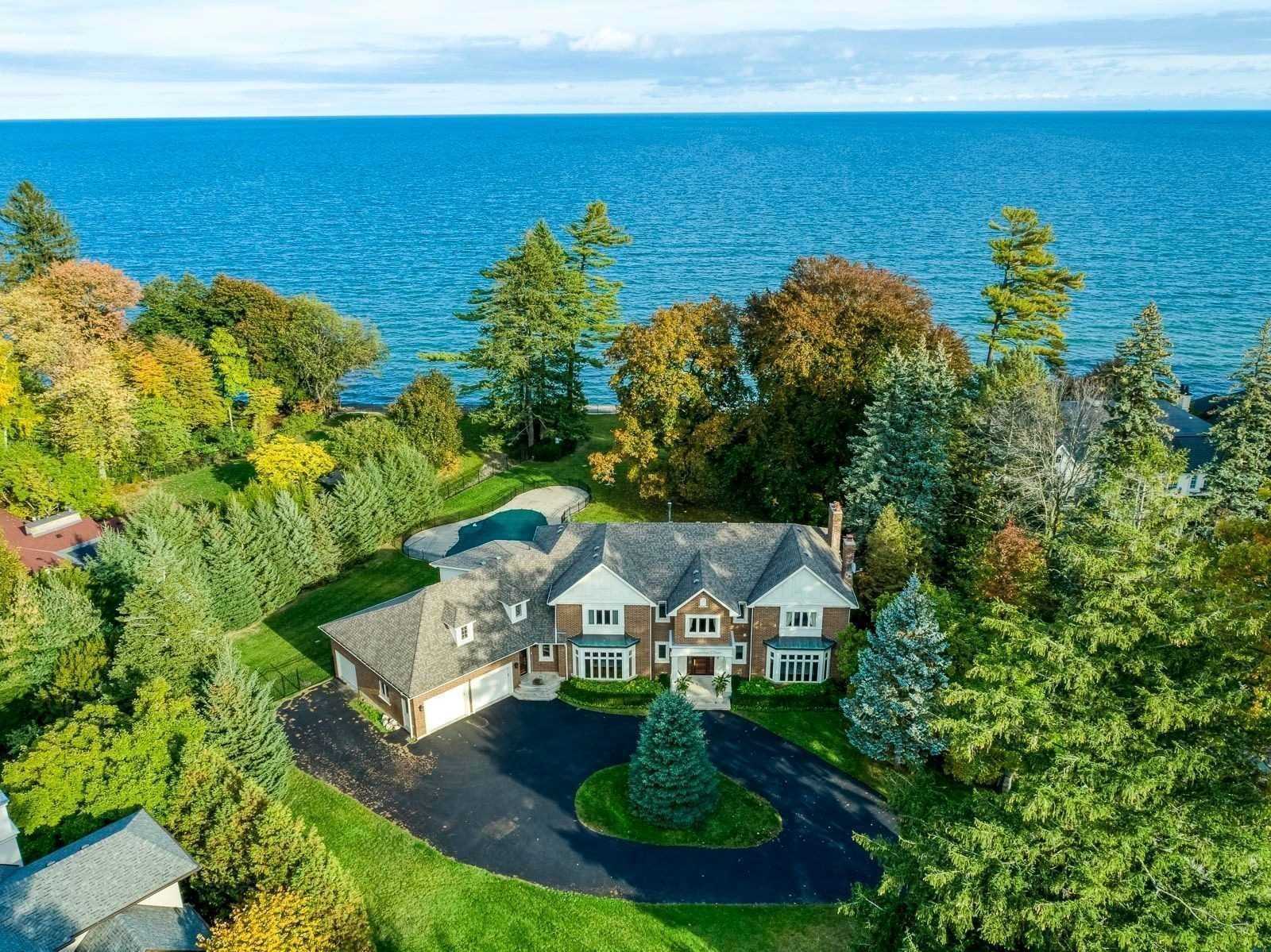 21 Ennisclare Dr E